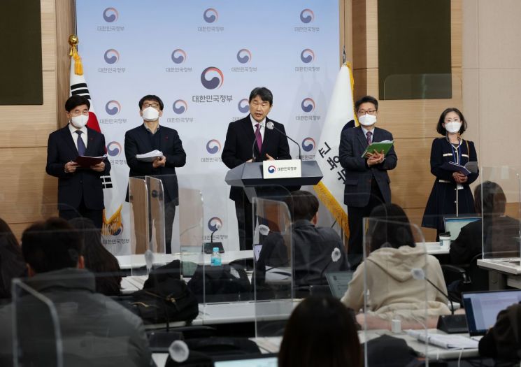 이주호 사회부총리 겸 교육부 장관과 관련 실국장들이 4일 정부서울청사에서 열린 '교육부 연두 업무보고 사전설명 브리핑'에서 교육개혁 추진 방안을 발표하고 있다. 사진=교육부 제공