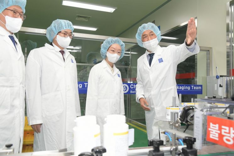 오유경 식품의약품안전처장이 5일 종근당 천안공장 생산시설을 살펴보고 있다.[사진=식약처 제공]