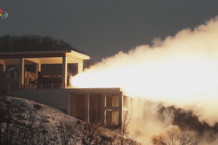 북한, 신형 고체ICBM용 엔진시험 [이미지출처=연합뉴스]