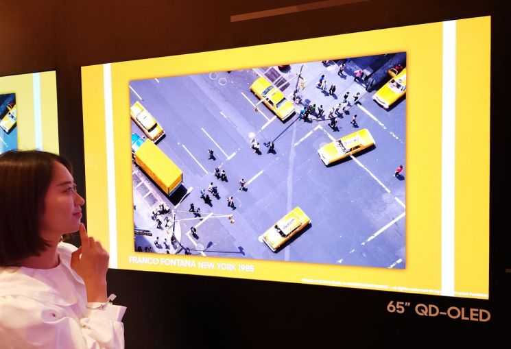 세계 최대 전자·IT 전시회 'CES 2023'에서 삼성디스플레이가 QD-OLED 프랑코 폰타나 사진 작품 1985년작 'NEW YORK'을 보는 관람객 모습.(사진제공=삼성디스플레이)