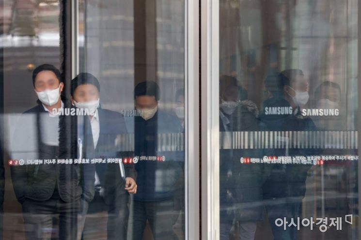 지난달 6일 서울 서초구 삼성전자 서초사옥에서 직원들이 이동하는 모습./강진형 기자aymsdream@