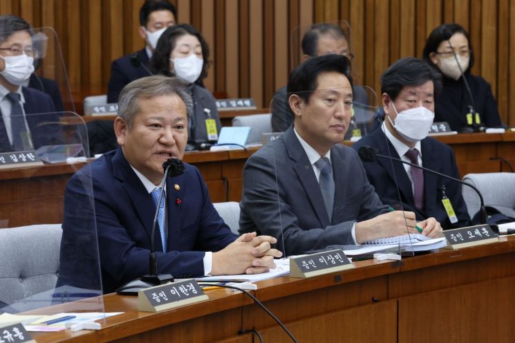 유가족 앞 첫 고개 숙인 이상민…"정부 대표해 진심 사과"