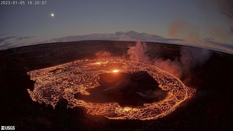 미국 하와이에 있는 활화산 킬라우에아산 정상 분화구가 5일(현지시간) 용암 분출을 시작했다. 미국 지질조사국(USGS)은 이 화산이 한 달도 안돼 활동을 재개한 것이라고 설명했다. 해발 1천222m인 킬라우에아산은 세계에서 활동이 가장 활발한 활화산으로 1983년부터 거의 지속해서 분화 중이다. [이미지출처=AP연합뉴스]