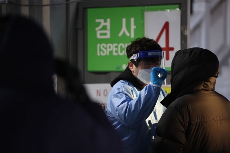 서울 용산구보건소 코로나19 선별진료소에서 시민들이 검사를 받고 있다. / 사진=연합뉴스