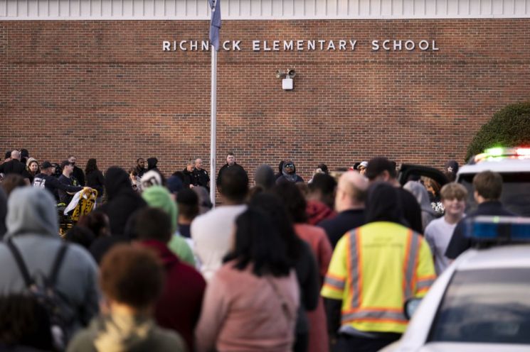 6일(현지시간) 총격 사고가 발생한 미국 버지니아주 뉴포트뉴스의 초등학교 앞에 학부모들이 모여 있다. 사진=AP 연합뉴스