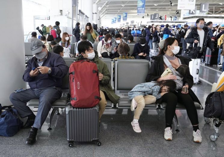 7일 오전 일본 아이치현 나고야 인근 주부공항에서 이용객들이 항공사의 호출을 기다리고 있다. 사진=교도 연합뉴스