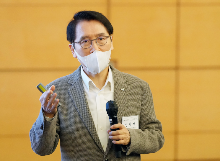 신창재 교보생명 회장이 지난 6일 충남 천안 교보생명 연수원에서 열린 '2023년 출발 전사경영전략회의'에서 발언을 하고 있다.(제공=교보생명)