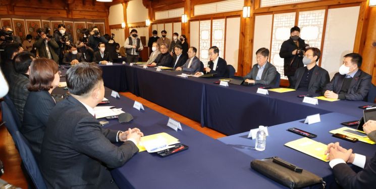 한덕수 국무총리가 8일 오후 국회 사랑재에서 열린 고위당정협의회에서 발언하고 있다. 이날 회의에서는 교육부의 지역 맞춤형 교육개혁 추진방안, 2030 부산엑스포 유치 대책 등을 논의했다. 당에서 정진석 비상대책위원장과 주호영 원내대표, 김석기 사무총장 등이, 정부에서 한덕수 국무총리, 추경호 경제부총리, 이주호 사회부총리, 박진 외교·이상민 행정안전·박보균 문체·이창양 산업 장관, 대통령실에서 김대기 비서실장 등이 참석했다.(사진 제공=연합뉴스)