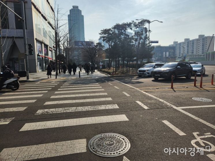 지난 6일 오후 12시께 여의도역 3번 출구 인근 횡단보도에서 가장 앞선 차량이 보행자가 횡단보도를 다 건넌 후에도 보행신호가 끝나기를 기다리며 뒤로 차량들이 길게 늘어서 있다./사진=최태원 기자 skking@