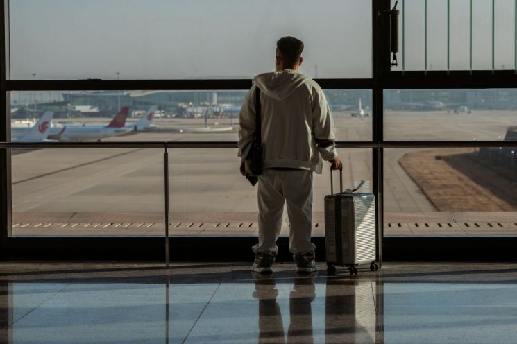 8일(현지시간) 중국 상하이 푸둥 국제공항에서 한 남성이 창문 너머를 바라보고 서 있다. ＜사진=EPA연합＞