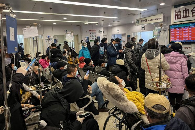 중국 베이징의 한 병원 응급 병동 로비에 환자와 보호자들이 대기하고 있다. [이미지출처=AFP연합뉴스]