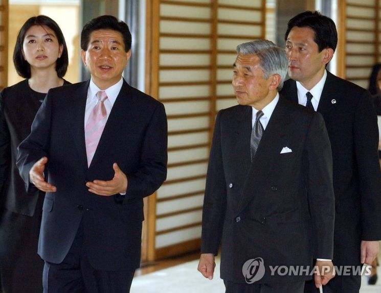 2003년 6월6일 일본을 국빈방문한 노무현 전 대통령(왼쪽)과 아키히토 전 일왕. / 사진=연합뉴스