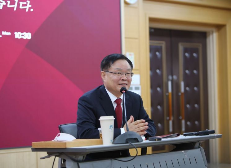 홍남표 경남 창원특례시장이 신년 기자간담회에서 기자들의 질문에 답하고 있다. / 이세령 기자 ryeong@