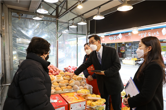 충남 대전 신도시장을 찾아 설 명절 일일 물가조사를 진행 중인 한훈 통계청장. [사진제공 = 통계청]