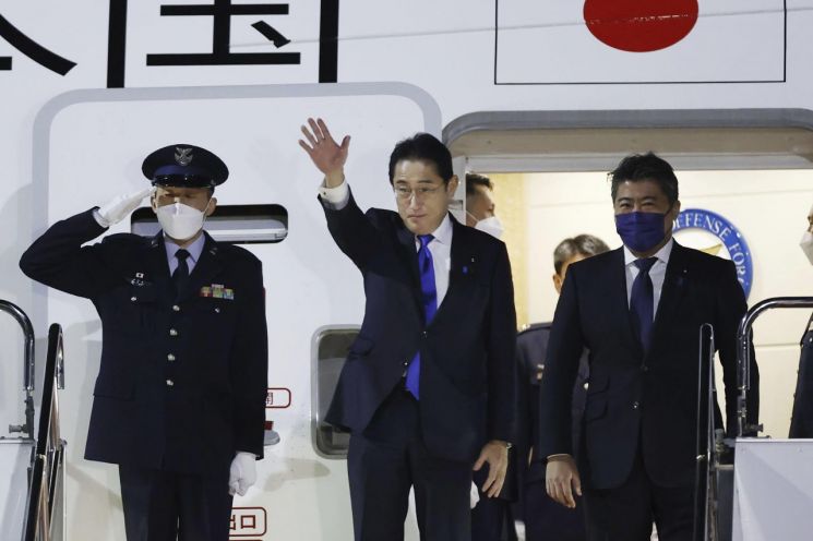 기시다 후미오 일본 총리(가운데)가 8일 주요 7개국(G7) 회원국 중 5개국 순방을 위해 도쿄 하네다 공항에서 정부 전용기에 오르고 있다. [이미지출처=연합뉴스]