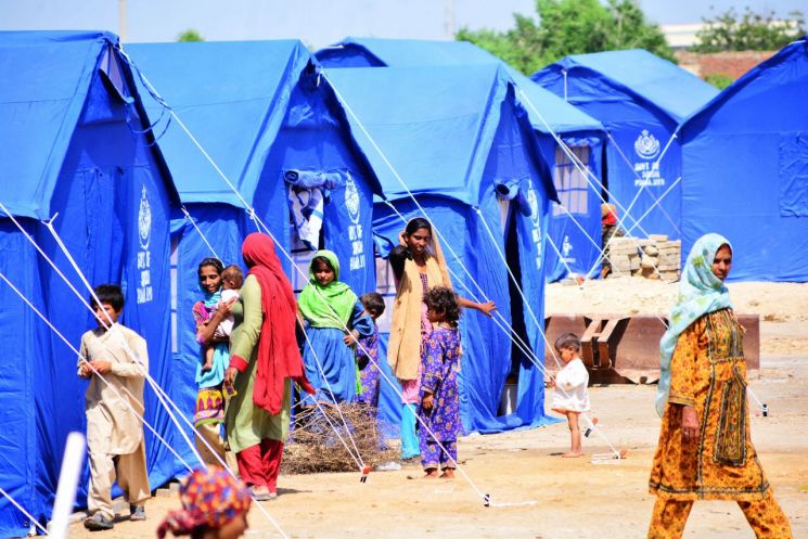 파키스탄 수재민들이 남부 신드두 하이데라바드에 설치된 주(州) 정부의 구호 텐트에서 생활하고 있다. 사진 신화=연합뉴스
