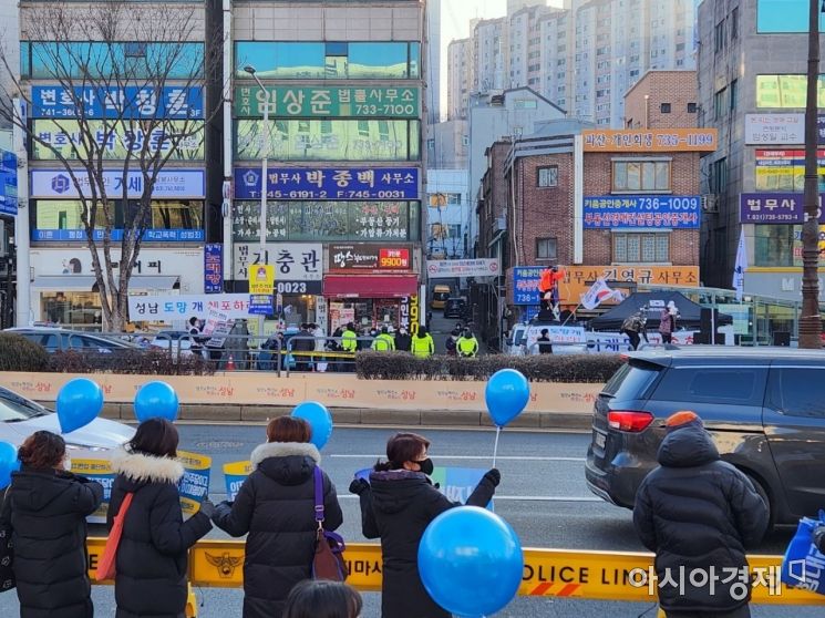 '이재명 출석' 현장, 지지단체·반대측 성남지청 집결