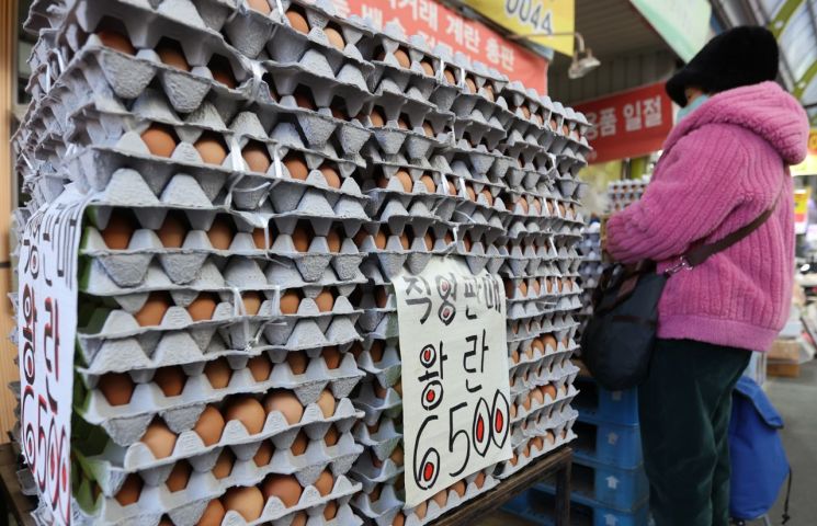 서울 시내 전통시장의 계란 판매 상점 모습. [이미지출처=연합뉴스]