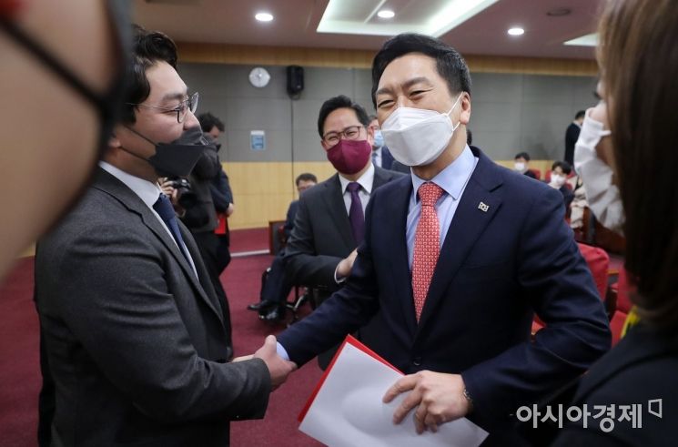 국민의힘 당 대표 출마를 선언한 김기현 의원이 10일 국회에서 열린 '비대면 진료 입법안 마련을 위한 대토론회'에 참석, 참석자들과 인사를 나누고 있다./윤동주 기자 doso7@