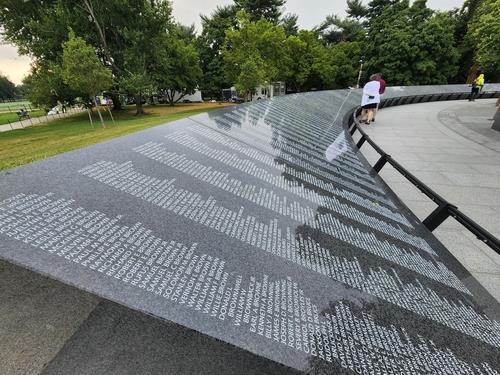 2022년 7월 27일(현지시간) 미국 워싱턴 D.C. 한국전참전용사기념공원에서 열린 '미 한국전 전사자 추모의 벽' 헌정식에서 일반에 공개된 추모의 벽. [사진=연합뉴스]