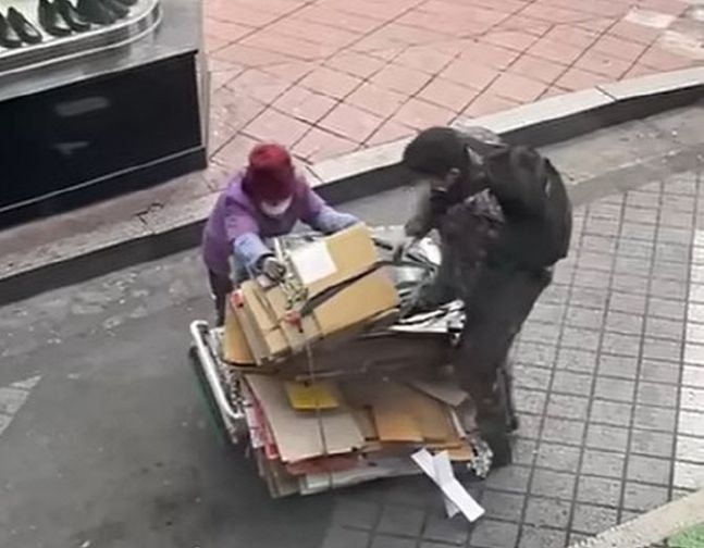 폐지 할머니 도운 군인…혹한기 훈련 앞둔 말년병장이었다