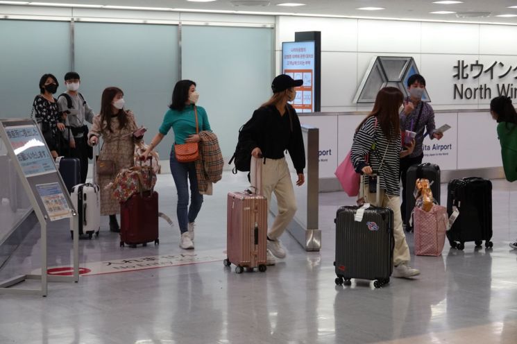 일본 나리타공항 출국장을 나서는 여행객들 [이미지출처=연합뉴스]