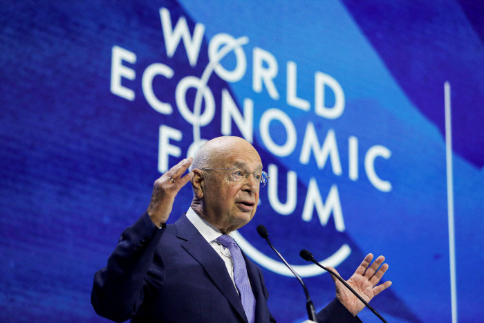 클라우스 슈밥 세계경제포럼(WEF) 회장이 지난해스위스 다보스에서 열린 WEF 연차 총회 개막식에서 연설하고 있다. 사진제공=로이터·연합뉴스