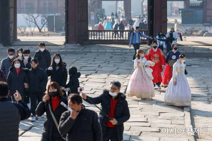 평년보다 포근한 날씨가 이어지고 있는 11일 서울 종로구 경복궁을 찾은 관람객들이 즐거운 시간을 보내고 있다.[사진=강진형 기자aymsdream@]