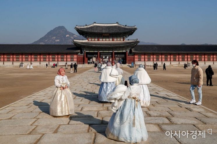 평년보다 포근한 날씨가 이어지고 있는 11일 서울 종로구 경복궁을 찾은 관람객들이 즐거운 시간을 보내고 있다./강진형 기자aymsdream@