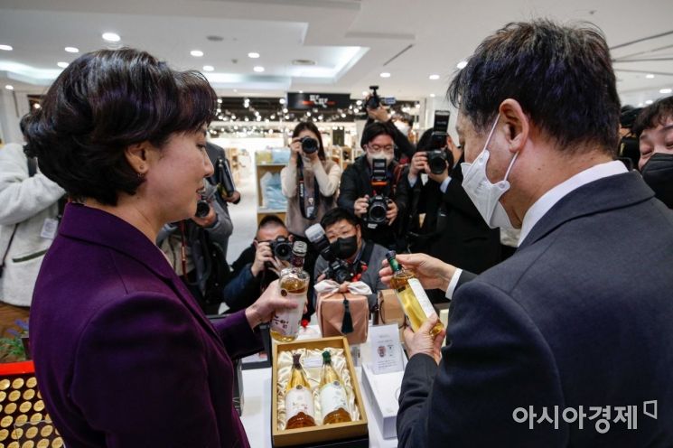 [포토]이영 장관-김주현 위원장, 중소기업유통센터 방문