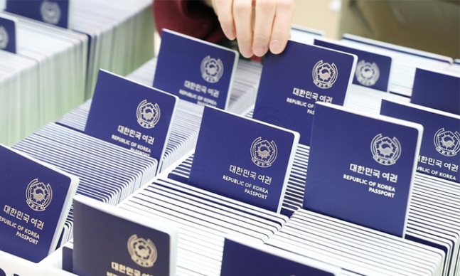 사전에 비자를 받지 않고 갈 수 있는 나라가 몇 개국인지를 따지는 글로벌 여권 순위에서 ‘한국 여권’이 2위를 차지했다. 사진=연합뉴스
