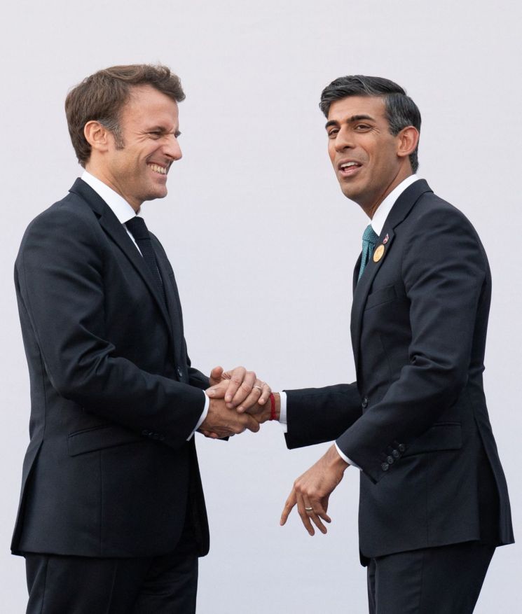 에마뉘엘 마크롱 프랑스 대통령(왼쪽)과 리시 수낵 영국 총리. [이미지출처=로이터연합뉴스]