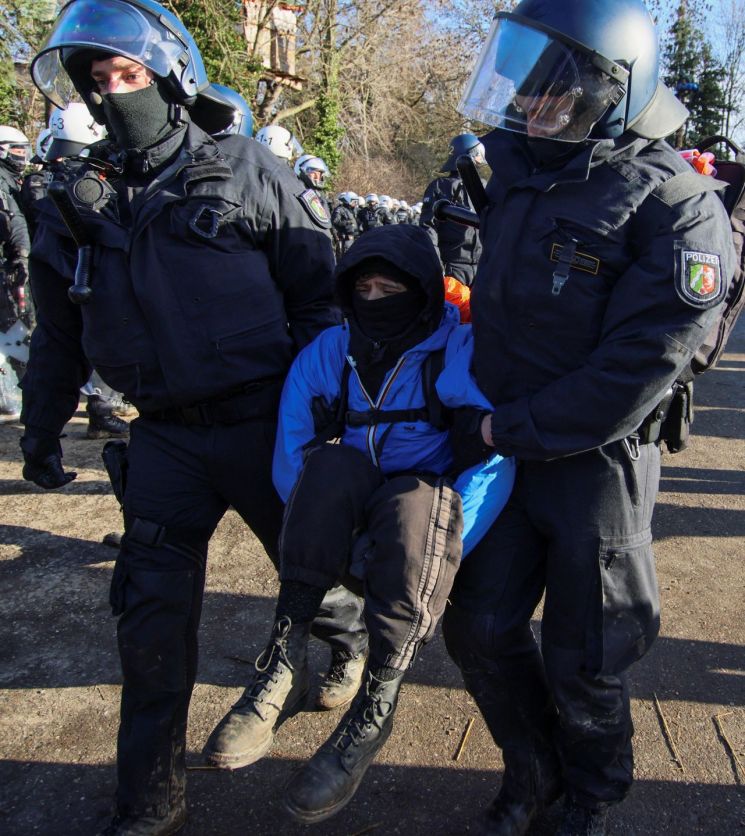 독일 뤼체라트 마을을 점거하고 시위하던 기후활동가들이 독일경찰에 의해 진압되고 있다. 뤼체라트=로이터·연합뉴스