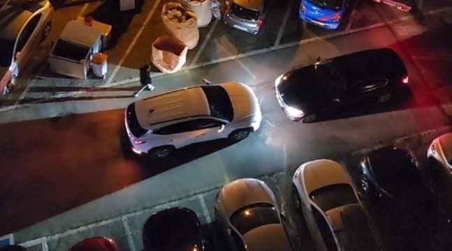 한 아파트 주차장에서 두 차량이 상향등을 켠 채 마주보고 있다. [사진출처=보배드림]