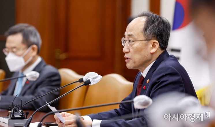 추경호 경제부총리 겸 기획재정부 장관이 12일 서울 종로구 정부서울청사에서 열린 비상경제장관회의에 참석해 모두발언 하고 있다./강진형 기자aymsdream@