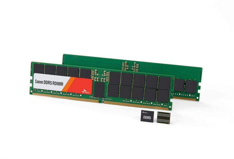 SK하이닉스의 10나노급 4세대 서버용 DDR5 D램 / [사진제공=SK하이닉스]