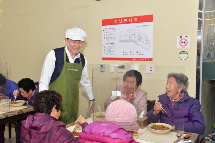 이병노 담양군수 ‘향촌복지’ 실현 노인복지타운 급식 봉사 