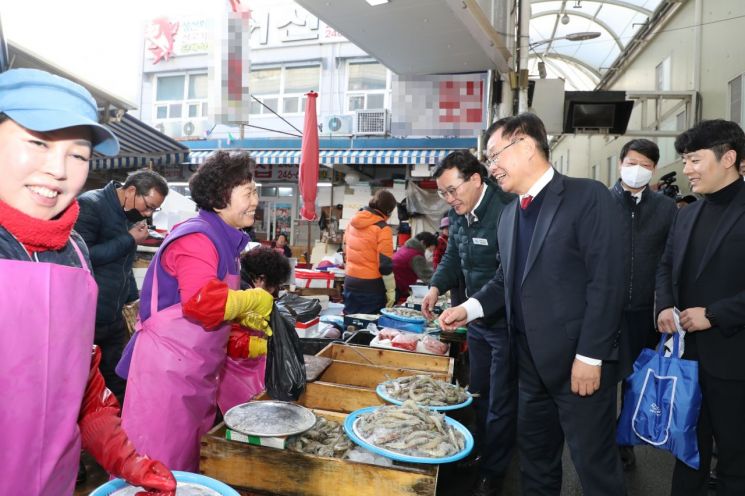 홍남표 경남 창원특례시장이 마산어시장을 방문해 상인들과 시민들을 만나 애로사항을 들었다.