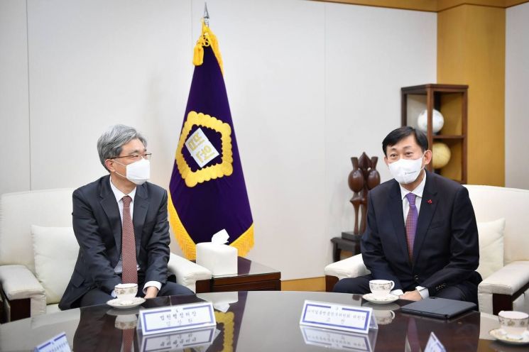 고진 디지털플랫폼정부위원회 위원장(오른쪽)과 김상환 법원행정처장이 대화하고 있다.