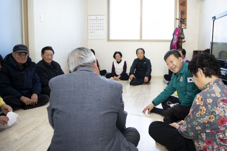 남한권 울릉군수가 북면 주민들과 불편사항과 건의사항에 대해 대화를 나누고 있다.