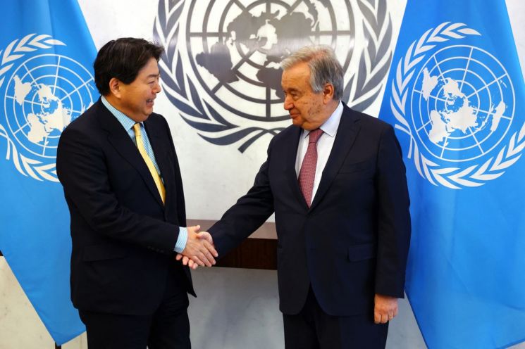 안토니우 구테흐스 유엔 사무총장(오른쪽)과 하야시 요시마사 일본 외무상. [이미지출처=로이터연합뉴스]
