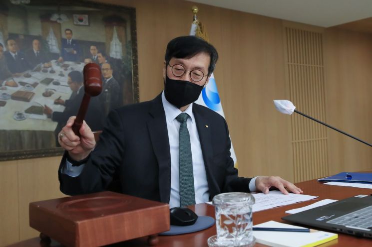 ▲13일 열린 한국은행 통화정책방향회의에서 이창용 한국은행 총재가 의사봉을 두드리고 있다.