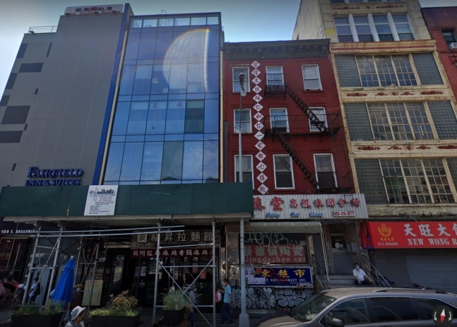 중국 비밀경찰서로 지목된 차이나타운의 건물(좌측 두 번째 유리벽 건물). [사진출처=구글 맵]