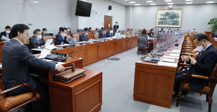 "중대선거구제 단점 더 많아"… '국회의원 확대' 목소리