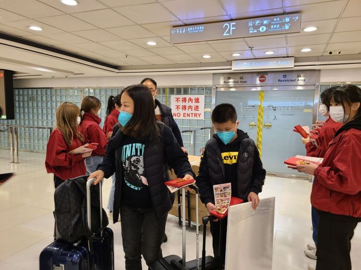 中 "입국자 강제격리 폐지 후 출입국 인원 49% 증가"