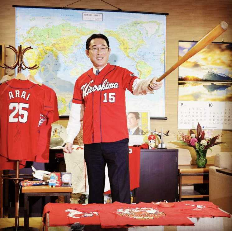 히로시마 야구단 도요 카프의 유니폼을 입은 기시다 후미오 일본 총리.(사진출처=기시다 후미오 인스타그램)
