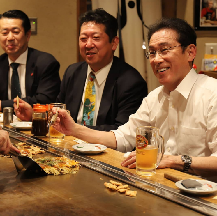 도쿄에 있는 히로시마식 오코노미야끼 가게에서 술을 마시는 기시다 후미오 일본 총리.(사진출처=기시다 후미오 인스타그램)