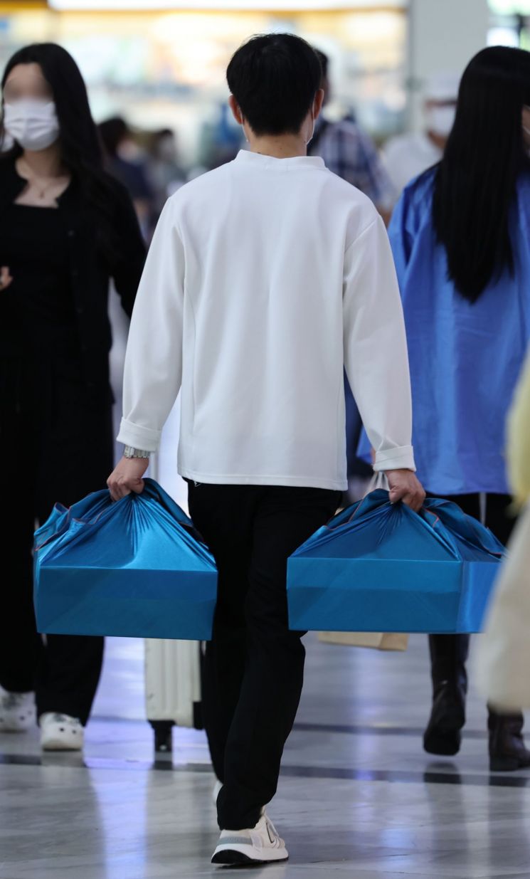 여야, 탄핵 후 첫 귀성길 배웅…어깨띠 메시지는 '경제·희망'