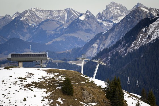 지난달 31일 온화한 날씨에 눈이 녹은 스위스 알프스산맥에서 스키 리조트 운영이 중단됐다. 사진제공=EPA·연합뉴스