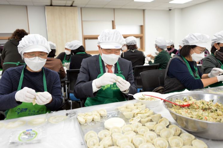 이필형 동대문구청장(사진 가운데)이 13일 오전 봉사자들과 함께 만두를 빚고 있다.